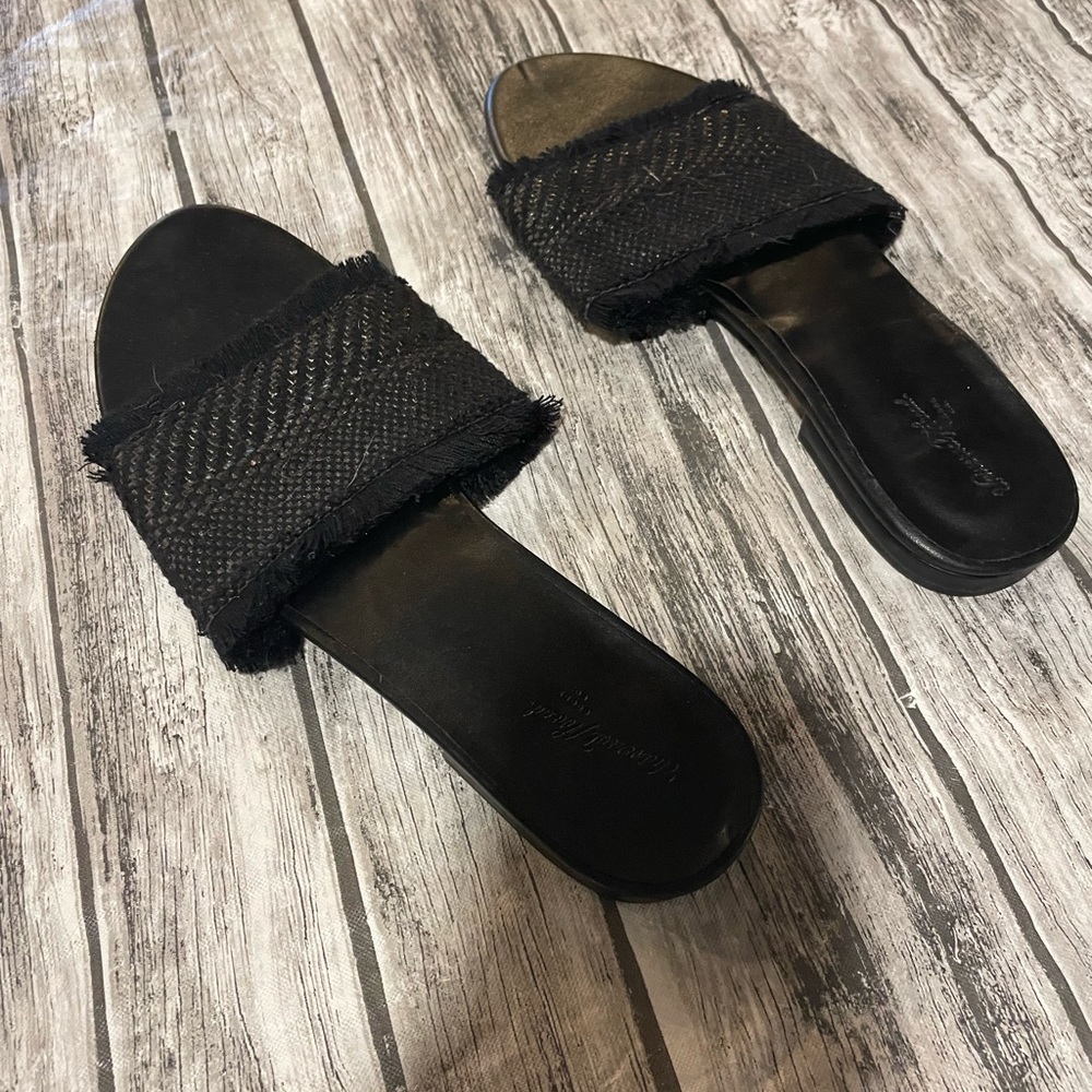 Universal threads slip ons